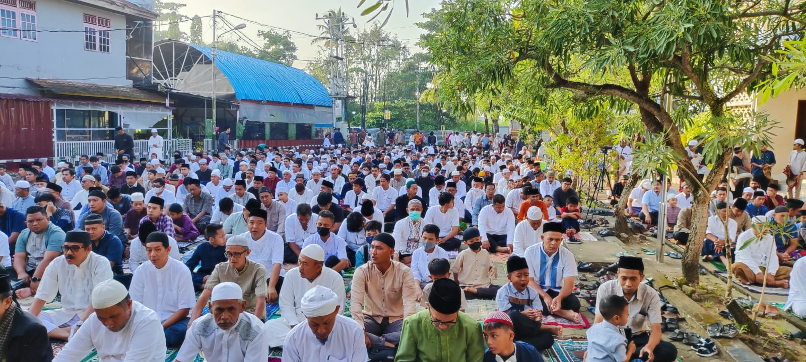 Suasana Halaman Masjid Muhammadiyah Al Furqon, Jalan Parit H. Husin 2 Kota Pontianak menjadi salah satu tempat penyelenggaraan Salat Iduladha 1444 H pada Rabu, 28 Juni 2023.