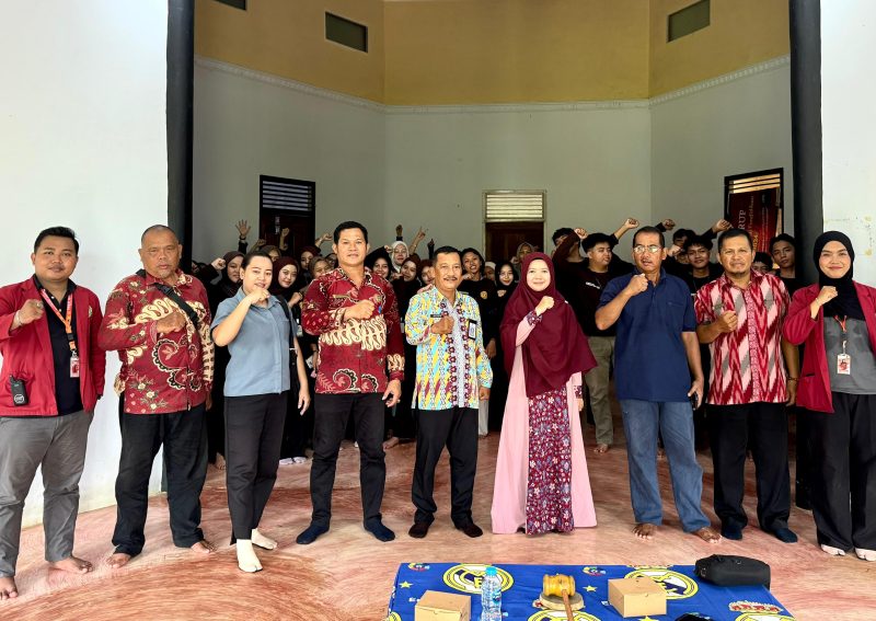 Kemah Bakti di Mempawah, 70 Mahasiswa FKIP Universitas Muhammadiyah Pontianak Interaksi Langsung dengan Sekolah dan Masyarakat
