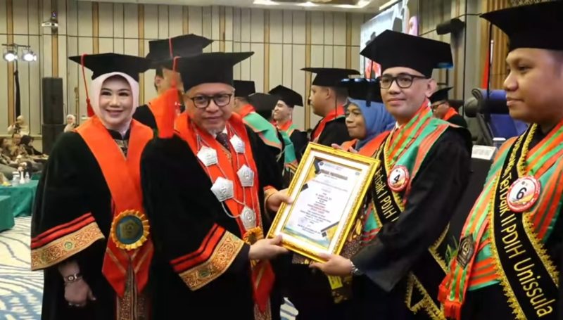 Dekan FH Universitas Muhammadiyah Pontianak Wisudawan Terbaik Program Doktor Ilmu Hukum Unissula