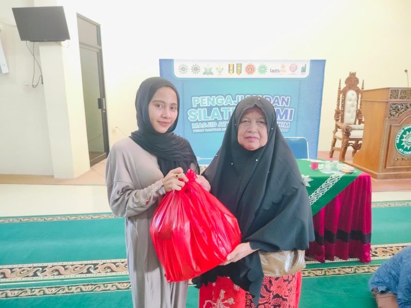 31 Kepala Keluarga di Sekitar Masjid At-Tanwir Terima Santunan Fakir Miskin dan Sembako Murah
