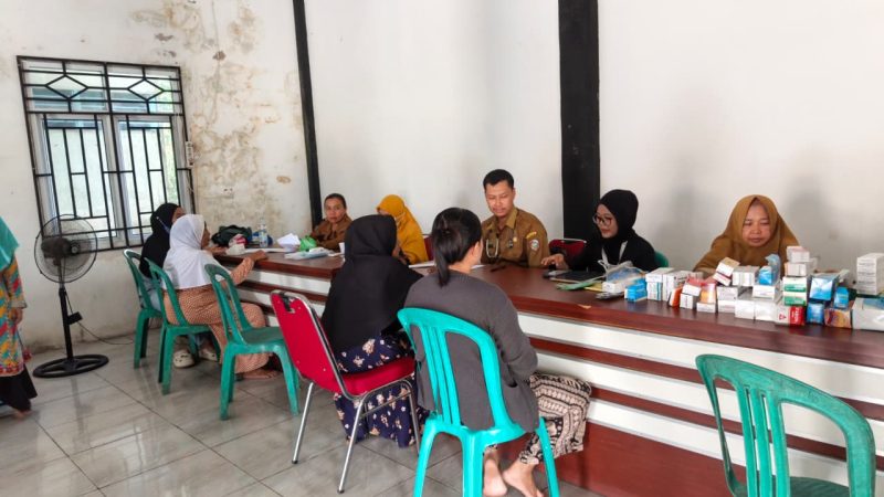 Kelompok KKN 69 Universitas Muhammadiyah Pontianak Dibagi Dua Tim, Cat Bangunan dan Dampingi Pelayanan Posyandu Lansia Desa Sungai Batang