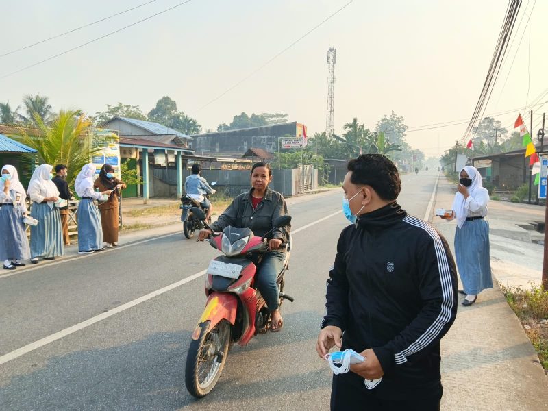 Imbau Masyarakat Lindungi Diri dari Paparan Asap, Pemuda Muhammadiyah Kubu Raya Libatkan Siswa SMK Bagi-bagi 5.000 Masker