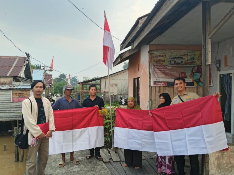 Semarak HUT ke-81 RI, Pemuda Muhammadiyah Kubu Raya Bagikan 181 Bendera Merah Putih