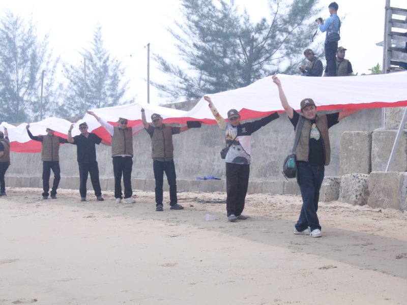 Bentangkan Bendera Merah Putih 181 Meter di Temajuk, Kokohkan Semangat Nasionalisme di Wilayah Perbatasan Indonesia-Malaysia